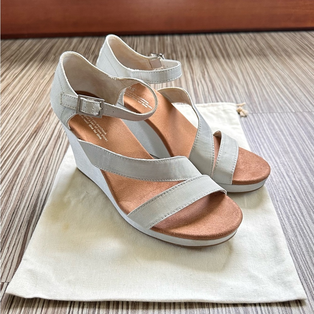 Toms Clarissa Silver Dove Grosgrain Wedge Heels Strappy Sandals - New w/ Bag